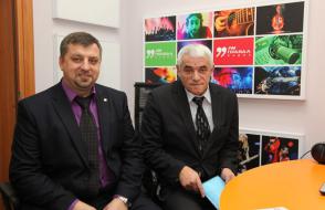 декан факультета физики и информационных технологий Коваленко Д.Л. и заведующий кафедрой общей физики Шершнев Е.Б.