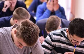 Студенческая олимпиада по физике с участием школьников