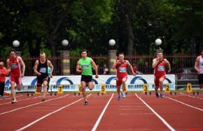 Юрий Заболотный (в центре)